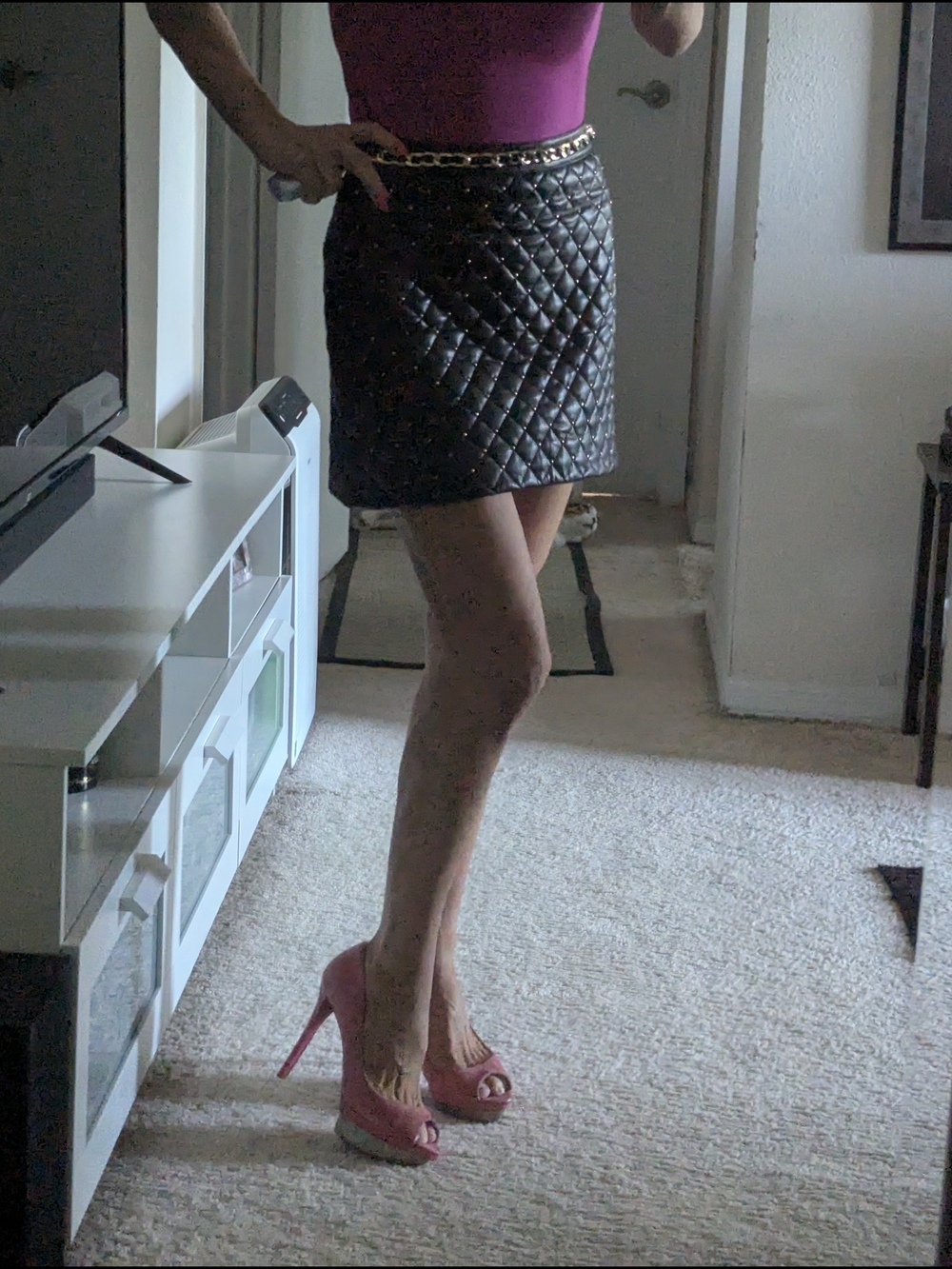 Alice + Olivia Black Quilted Vegan Leather A-Line Mini Skirt with Gold Chain - Picture 6 of 13